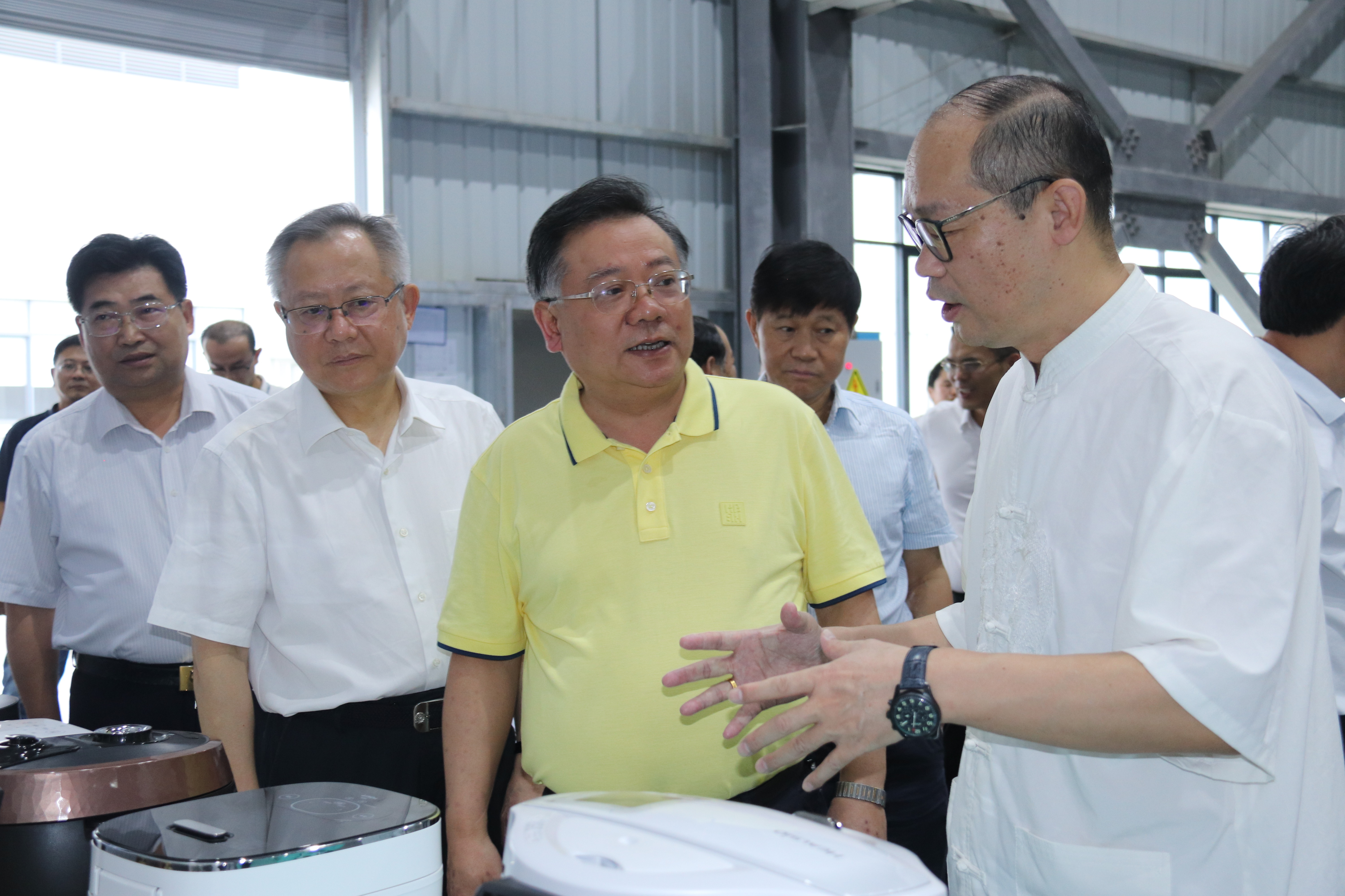 湖南省政協(xié)黨組成員、副主席易鵬飛等省政協(xié)赴邵陽經(jīng)開區(qū)拓浦精工產(chǎn)業(yè)項目調(diào)研團(tuán)一行